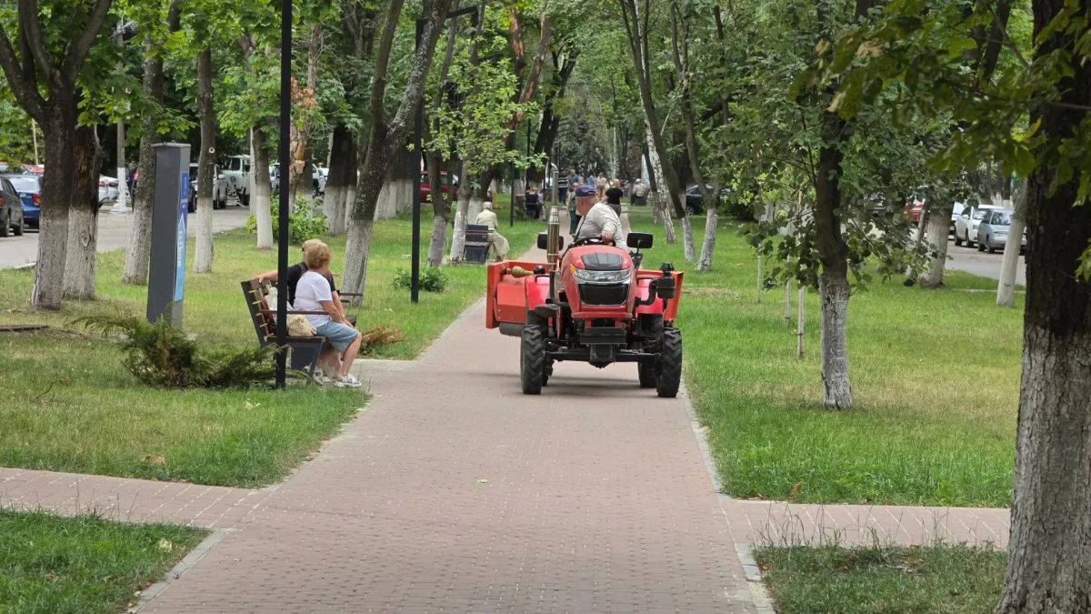 В Ровеньках продолжаются масштабные работы по благоустройству территорий В Ровеньках продолжаются масштабные работы по благоустройству территорий