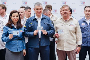 Слуцкий, Воропаева и Бут получили удостоверения кандидатов в депутаты Госдумы