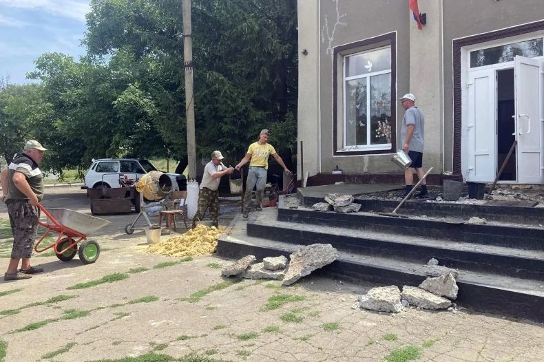 В Новоборовицком доме культуры ремонтируют крыльцо