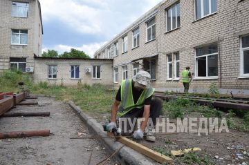 Продолжаются ремонтные работы в Славяносербской районной больнице
