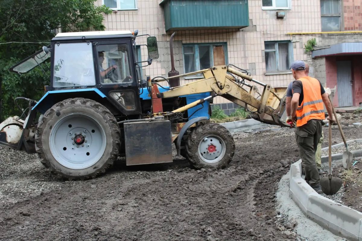 В Краснодоне продолжается благоустройство придомовой территории по адресам: улица Красных шахтеров, дом 1; улица П. Котова, дома 1А, 2А и 3А В Краснодоне продолжается благоустройство придомовой территории по адресам: улица Красных шахтеров, дом 1; улица П. Котова, дома 1А, 2А и 3А