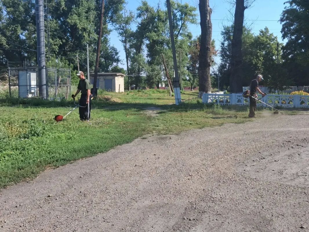 В Ровеньках продолжаются масштабные работы по благоустройству территорий В Ровеньках продолжаются масштабные работы по благоустройству территорий
