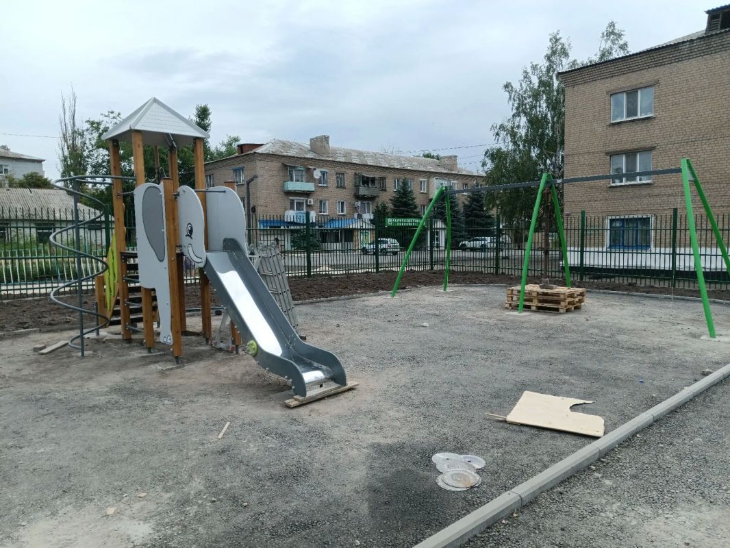 «Улица Чехова: шаг за шагом к комфортной среде» В городском округе город Ровеньки продолжается благоустройство общественной территории по улице Чехова (район школы). Работы ведутся в рамках федерального проекта... «Улица Чехова: шаг за шагом к комфортной среде» В городском округе город Ровеньки продолжается благоустройство общественной территории по улице Чехова (район школы). Работы ведутся в рамках федерального проекта...