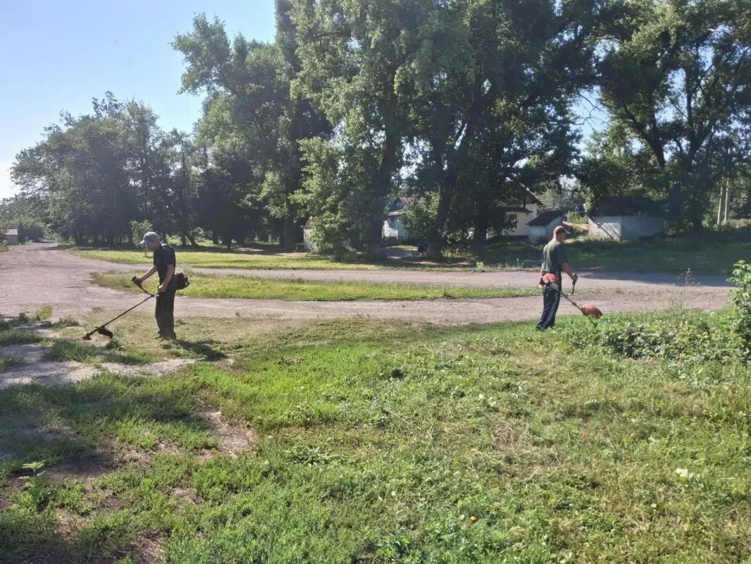 В Ровеньках продолжаются масштабные работы по благоустройству территорий В Ровеньках продолжаются масштабные работы по благоустройству территорий