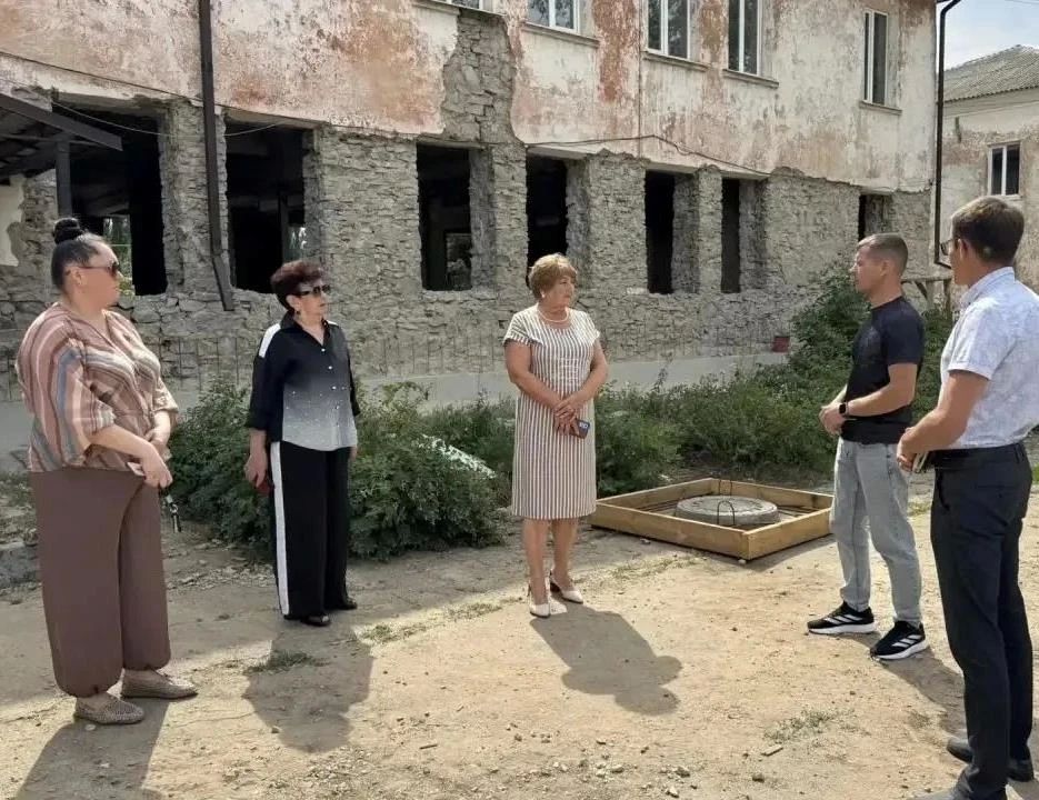 В рамках патриотического проекта «Лица Героев» заместитель председателя Совета Антрацитовского муниципального округа Елена Рахмукова вместе с рабочей группой побывала в школе № 4, где полным ходом идёт капитальный ремонт В рамках патриотического проекта «Лица Героев» заместитель председателя Совета Антрацитовского муниципального округа Елена Рахмукова вместе с рабочей группой побывала в школе № 4, где полным ходом идёт капитальный ремонт