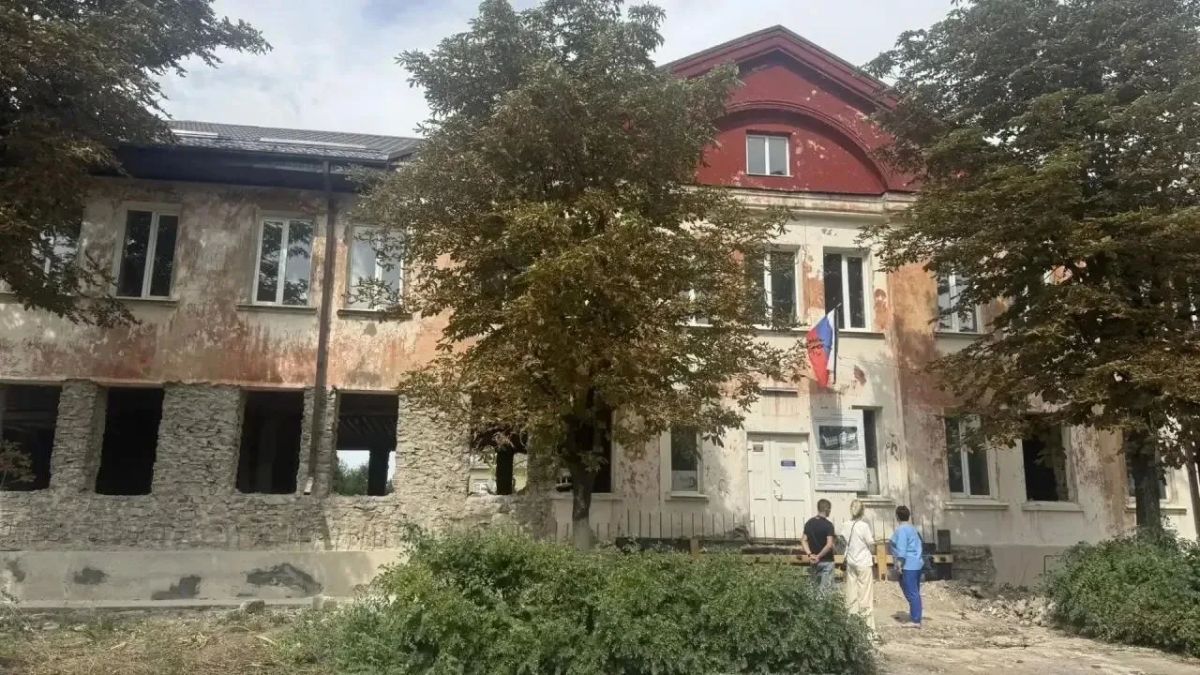 В рамках патриотического проекта «Лица Героев» заместитель председателя Совета Антрацитовского муниципального округа Елена Рахмукова вместе с рабочей группой побывала в школе № 4, где полным ходом идёт капитальный ремонт