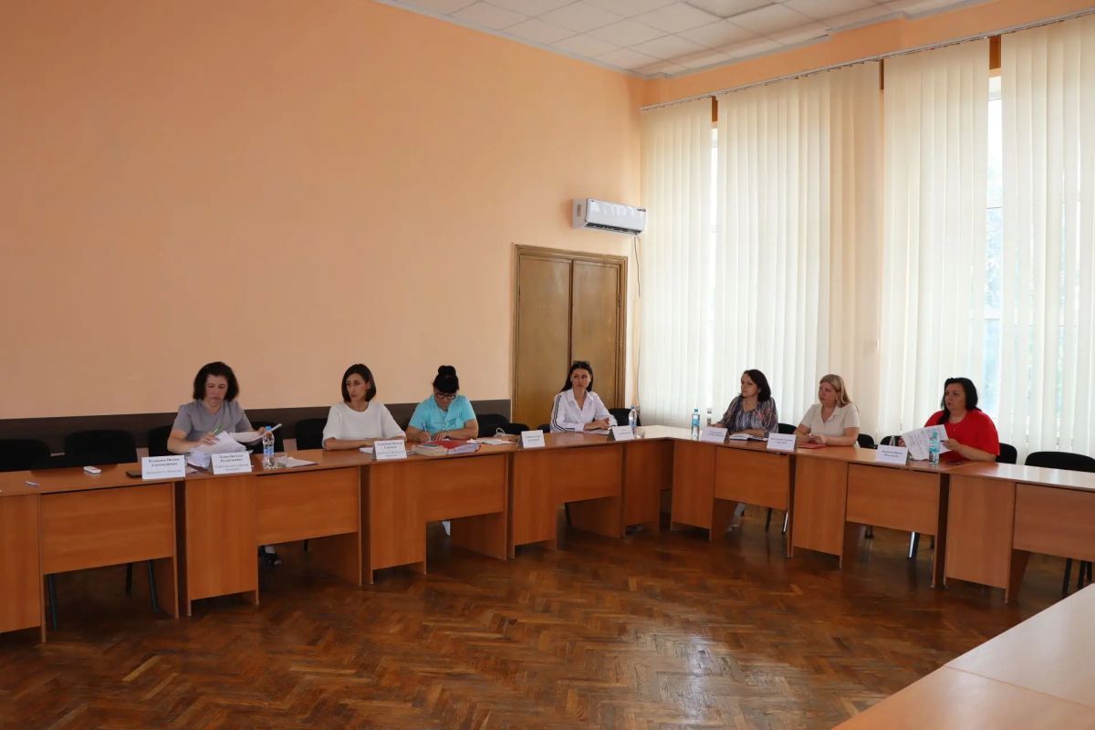 В Лутугинском округе состоялось очередное заседание Районной комиссии по делам несовершеннолетних и защите их прав В Лутугинском округе состоялось очередное заседание Районной комиссии по делам несовершеннолетних и защите их прав