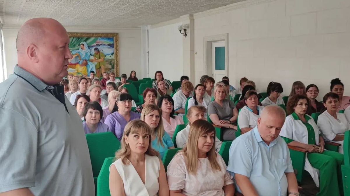 В ходе рабочей поездки в Антрацит депутат Народного Совета ЛНР Иван Владимирович Санаев, возглавляющий комитет по вопросам здравоохранения, образования, науки, культуры, труда и социальной политики, семьи, молодёжи, спорта и... В ходе рабочей поездки в Антрацит депутат Народного Совета ЛНР Иван Владимирович Санаев, возглавляющий комитет по вопросам здравоохранения, образования, науки, культуры, труда и социальной политики, семьи, молодёжи, спорта и...