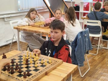 Шахматный турнир. В стенах Музея истории города Ровеньки, в Детском центре творческих и образовательных занятий, прошёл любительский шахматный турнир от театрального коллектива «Чародеи» Дворца культуры имени Горького! Юные...