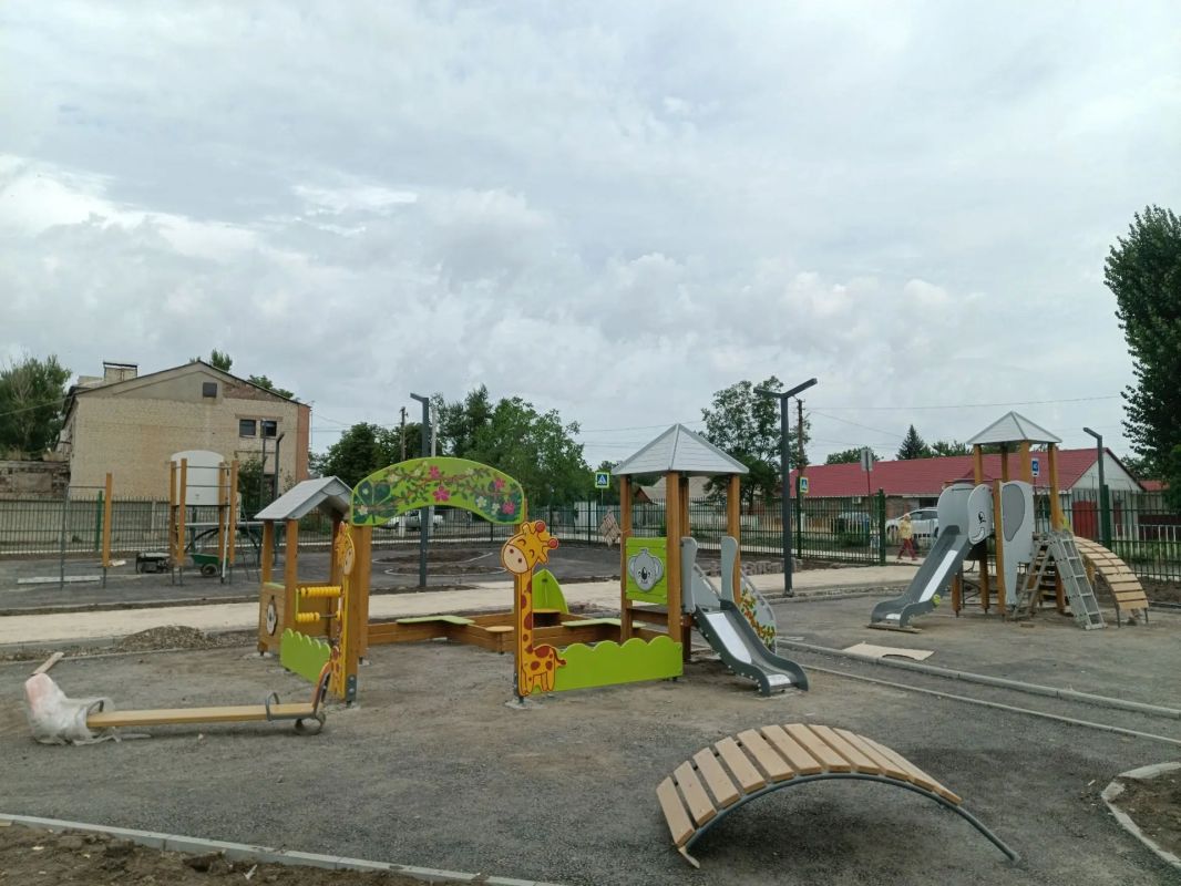 «Улица Чехова: шаг за шагом к комфортной среде» В городском округе город Ровеньки продолжается благоустройство общественной территории по улице Чехова (район школы). Работы ведутся в рамках федерального проекта... «Улица Чехова: шаг за шагом к комфортной среде» В городском округе город Ровеньки продолжается благоустройство общественной территории по улице Чехова (район школы). Работы ведутся в рамках федерального проекта...