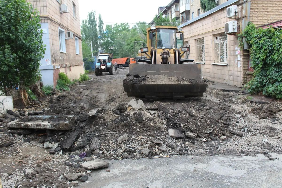 В Краснодоне продолжается благоустройство придомовой территории по адресам: улица Красных шахтеров, дом 1; улица П. Котова, дома 1А, 2А и 3А В Краснодоне продолжается благоустройство придомовой территории по адресам: улица Красных шахтеров, дом 1; улица П. Котова, дома 1А, 2А и 3А