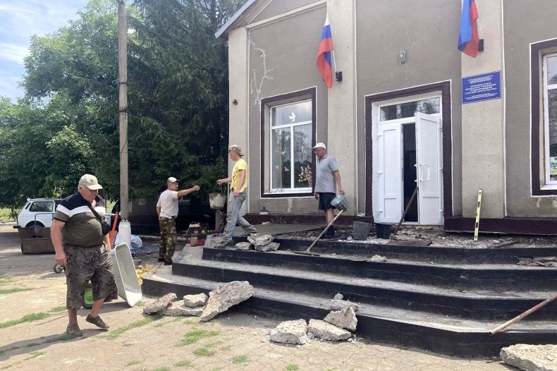 В Новоборовицком доме культуры ремонтируют крыльцо В Новоборовицком доме культуры ремонтируют крыльцо