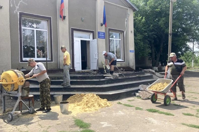 В Новоборовицком доме культуры ремонтируют крыльцо В Новоборовицком доме культуры ремонтируют крыльцо