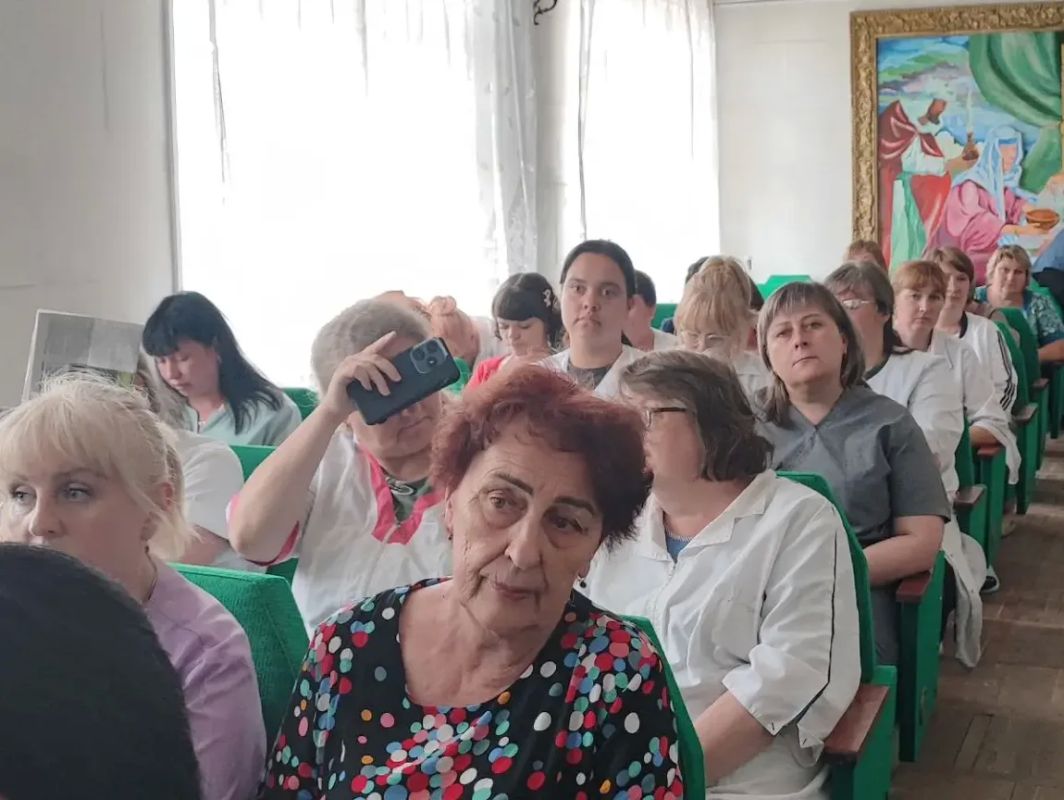В ходе рабочей поездки в Антрацит депутат Народного Совета ЛНР Иван Владимирович Санаев, возглавляющий комитет по вопросам здравоохранения, образования, науки, культуры, труда и социальной политики, семьи, молодёжи, спорта и... В ходе рабочей поездки в Антрацит депутат Народного Совета ЛНР Иван Владимирович Санаев, возглавляющий комитет по вопросам здравоохранения, образования, науки, культуры, труда и социальной политики, семьи, молодёжи, спорта и...