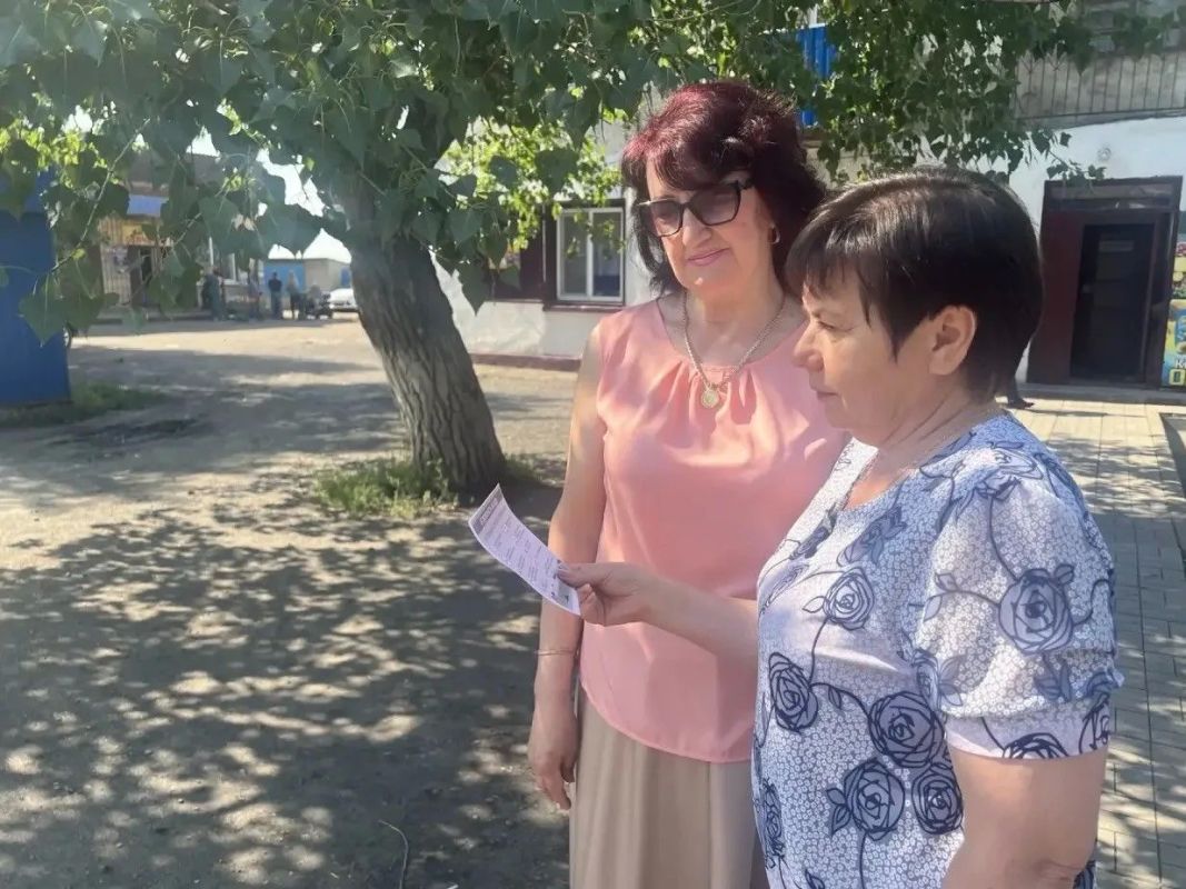 Сотрудники отдела жизнеобеспечения г.Вахрушево, г.Миусинск, пгт.Хрустальное управления развитием территорий Администрации раздали жителям города памятки с правилами поведения на водоемах Сотрудники отдела жизнеобеспечения г.Вахрушево, г.Миусинск, пгт.Хрустальное управления развитием территорий Администрации раздали жителям города памятки с правилами поведения на водоемах