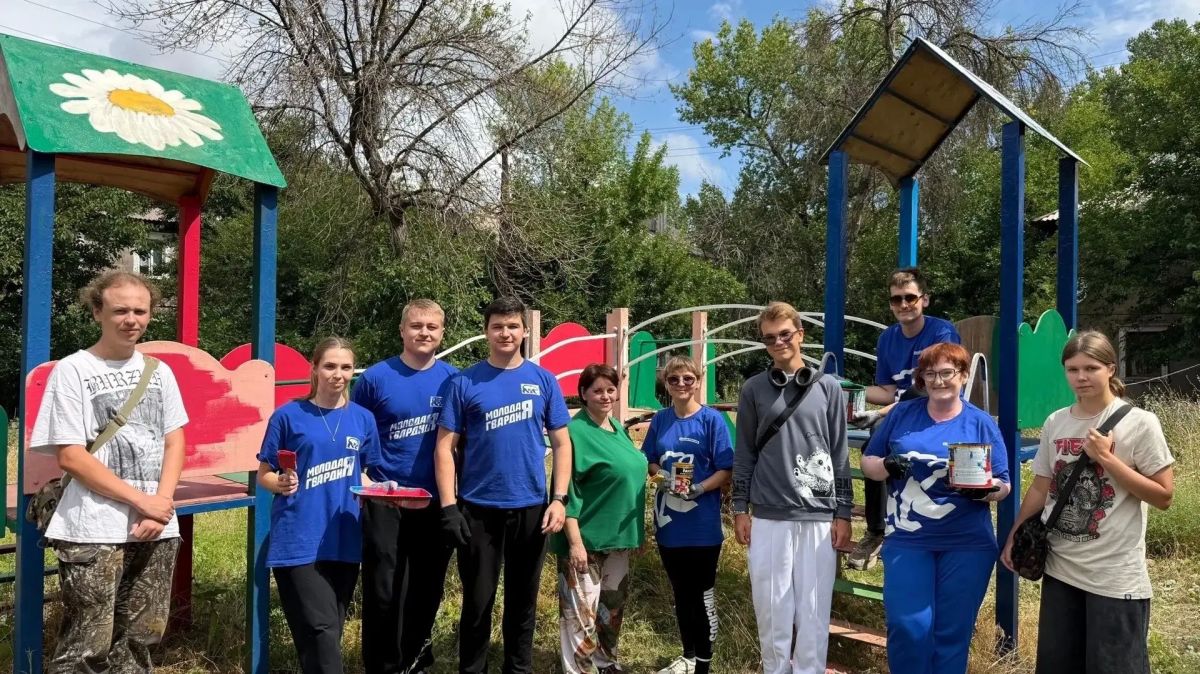 В Алчевске в рамках акции «Яркое детство» единороссы обновили детскую площадку В Алчевске в рамках акции «Яркое детство» единороссы обновили детскую площадку
