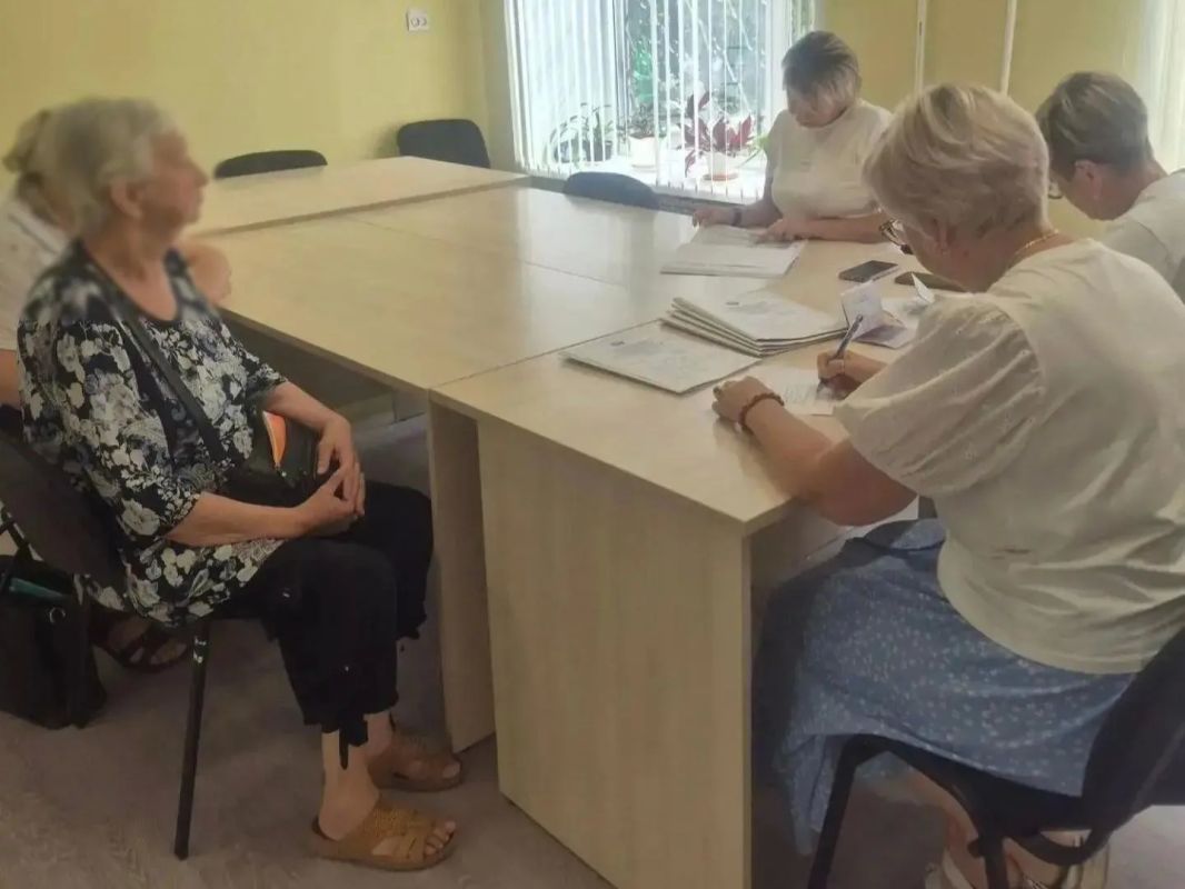 В филиале № 7 ГКУ ЛНР "РЦСЗН" в г. Первомайске состоялось заседание комиссии по рассмотрению заявлений граждан, претендующих на получение компенсации за утраченное имущество первой необходимости В филиале № 7 ГКУ ЛНР "РЦСЗН" в г. Первомайске состоялось заседание комиссии по рассмотрению заявлений граждан, претендующих на получение компенсации за утраченное имущество первой необходимости
