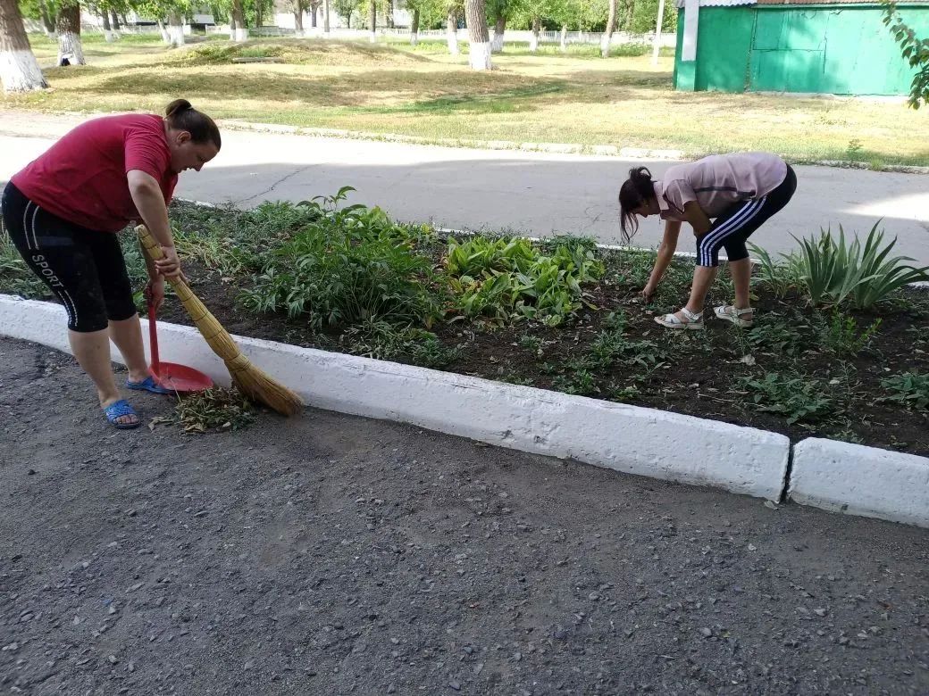На территории отдела по обеспечению жизнедеятельности пгт Комиссаровка проведен еженедельный субботник «Чистый четверг», в котором приняли участие учреждения и организации На территории отдела по обеспечению жизнедеятельности пгт Комиссаровка проведен еженедельный субботник «Чистый четверг», в котором приняли участие учреждения и организации