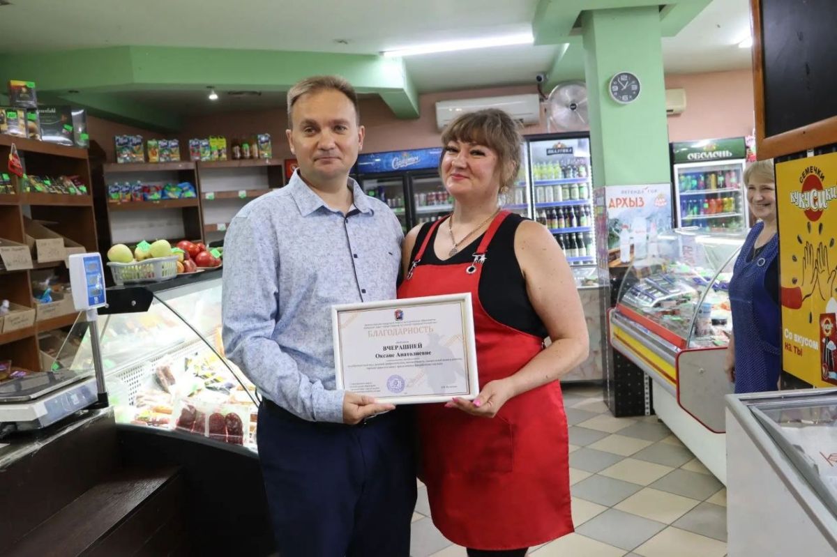 В преддверии Дня работника торговли представители городской власти поздравили стахановских предпринимателей В преддверии Дня работника торговли представители городской власти поздравили стахановских предпринимателей
