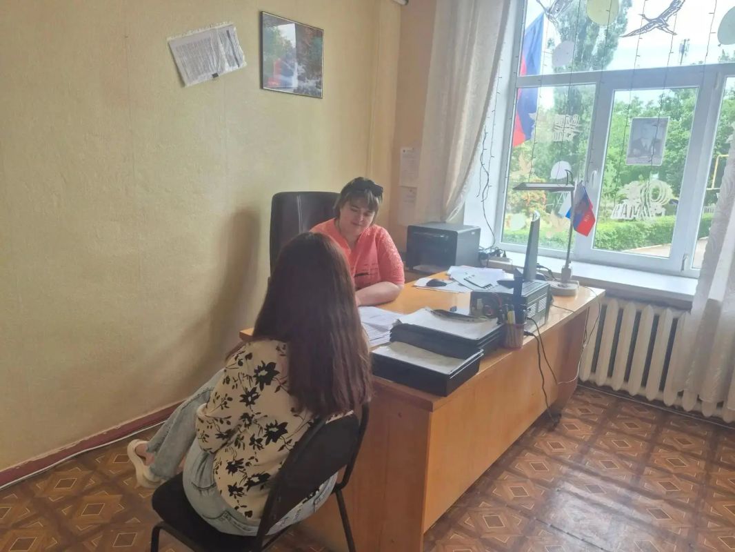 Специалисты социальной защиты провели выездной прием в Алмазной