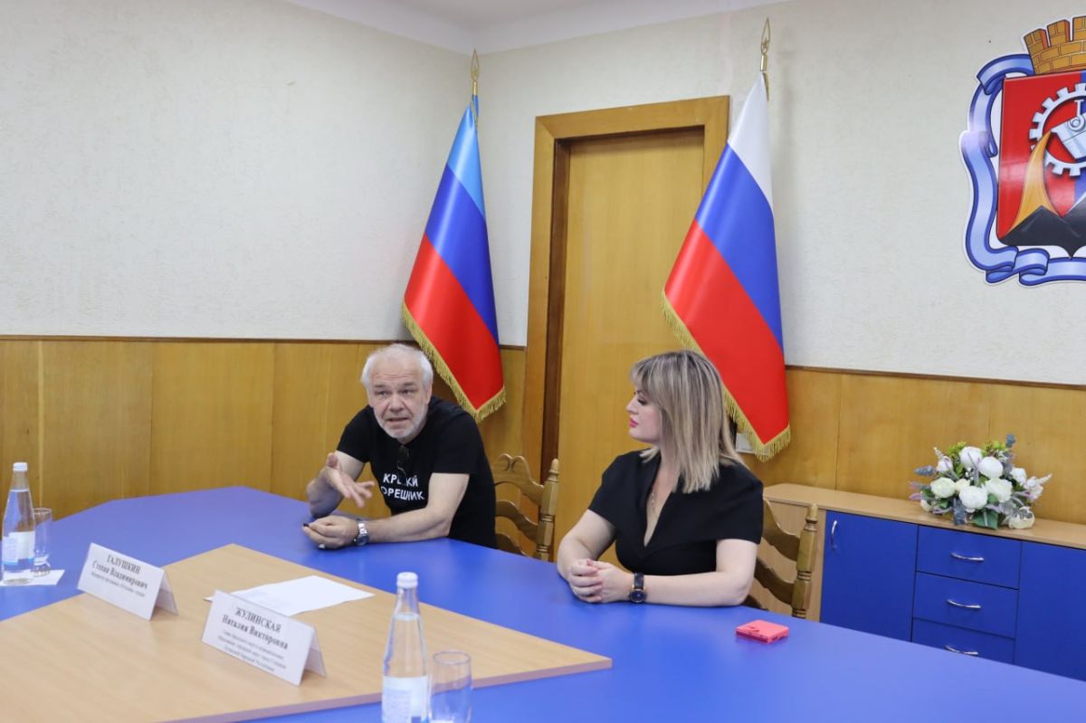 Наталия Жулинская: Встретились с бизнесом. В продолжение визита вместе со Степаном Владимировичем Галушкиным, модератором программы «Угольные города», встретились с предпринимателями Стаханова