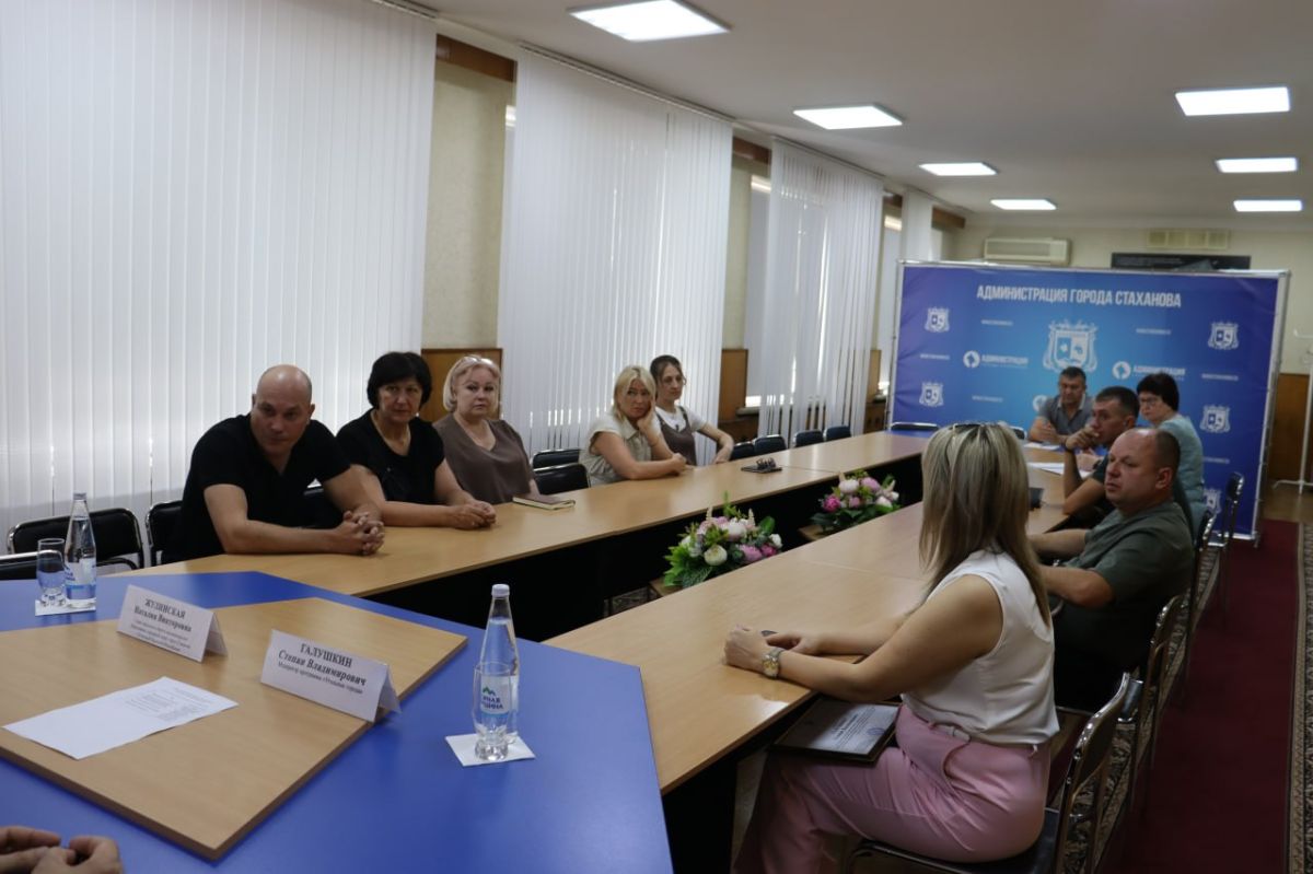 Наталия Жулинская: Встретились с бизнесом. В продолжение визита вместе со Степаном Владимировичем Галушкиным, модератором программы «Угольные города», встретились с предпринимателями Стаханова Наталия Жулинская: Встретились с бизнесом. В продолжение визита вместе со Степаном Владимировичем Галушкиным, модератором программы «Угольные города», встретились с предпринимателями Стаханова