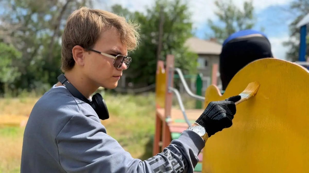 В Алчевске в рамках акции «Яркое детство» единороссы обновили детскую площадку В Алчевске в рамках акции «Яркое детство» единороссы обновили детскую площадку