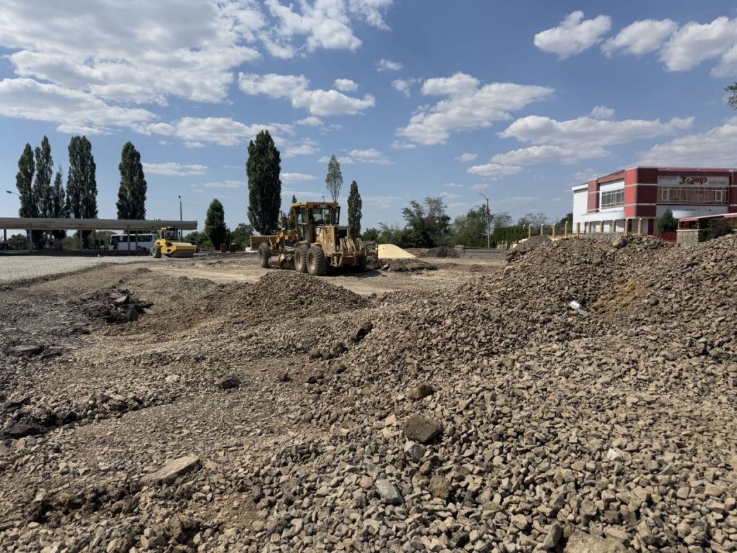 На четвёртом участке ремонтируемой территории автовокзала в городе Краснодоне продолжаются работы по устройству щебёночного основания и установке бортового камня На четвёртом участке ремонтируемой территории автовокзала в городе Краснодоне продолжаются работы по устройству щебёночного основания и установке бортового камня