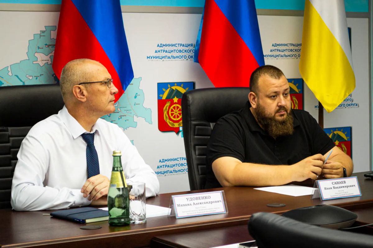 Константин Бутримов: Рабочая поездка в Антрацит: о чём говорили с теми, кому строить будущее республики Константин Бутримов: Рабочая поездка в Антрацит: о чём говорили с теми, кому строить будущее республики
