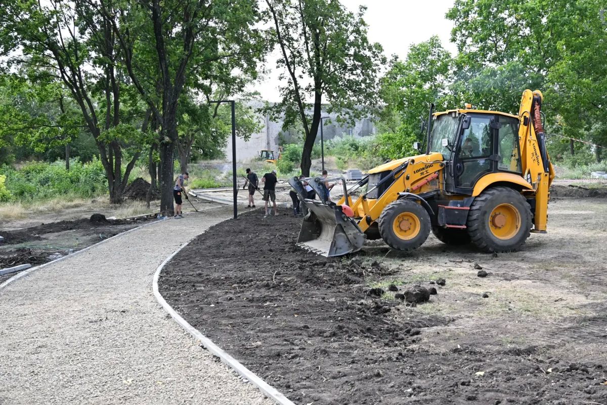 «Городская среда»: В Брянке полным ходом преображается городской парк «Городская среда»: В Брянке полным ходом преображается городской парк