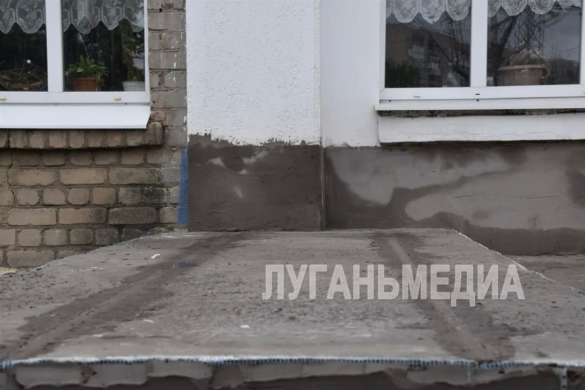 В Краснодонской школе № 24 им. И. Туркенича силами региона-шефа Тюменской области проводится ремонт входной группы и вестибюля В Краснодонской школе № 24 им. И. Туркенича силами региона-шефа Тюменской области проводится ремонт входной группы и вестибюля
