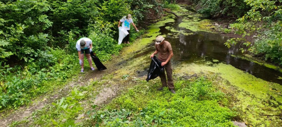 В рамках акции "Вода России" в пгт Михайловка на берегу реки Белая прошел субботник
