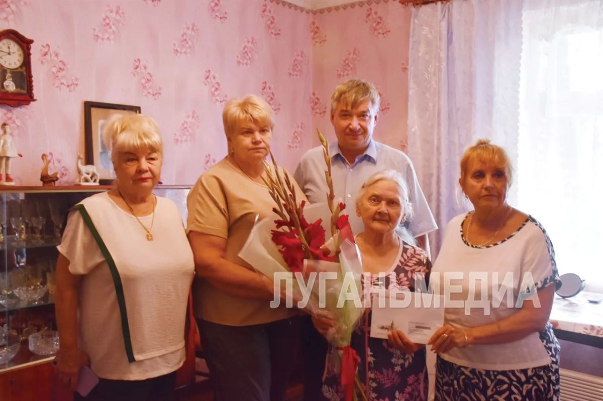 В Брянке чествовали долгожительницу Лидию Первую, которой исполнилось 94 года В Брянке чествовали долгожительницу Лидию Первую, которой исполнилось 94 года