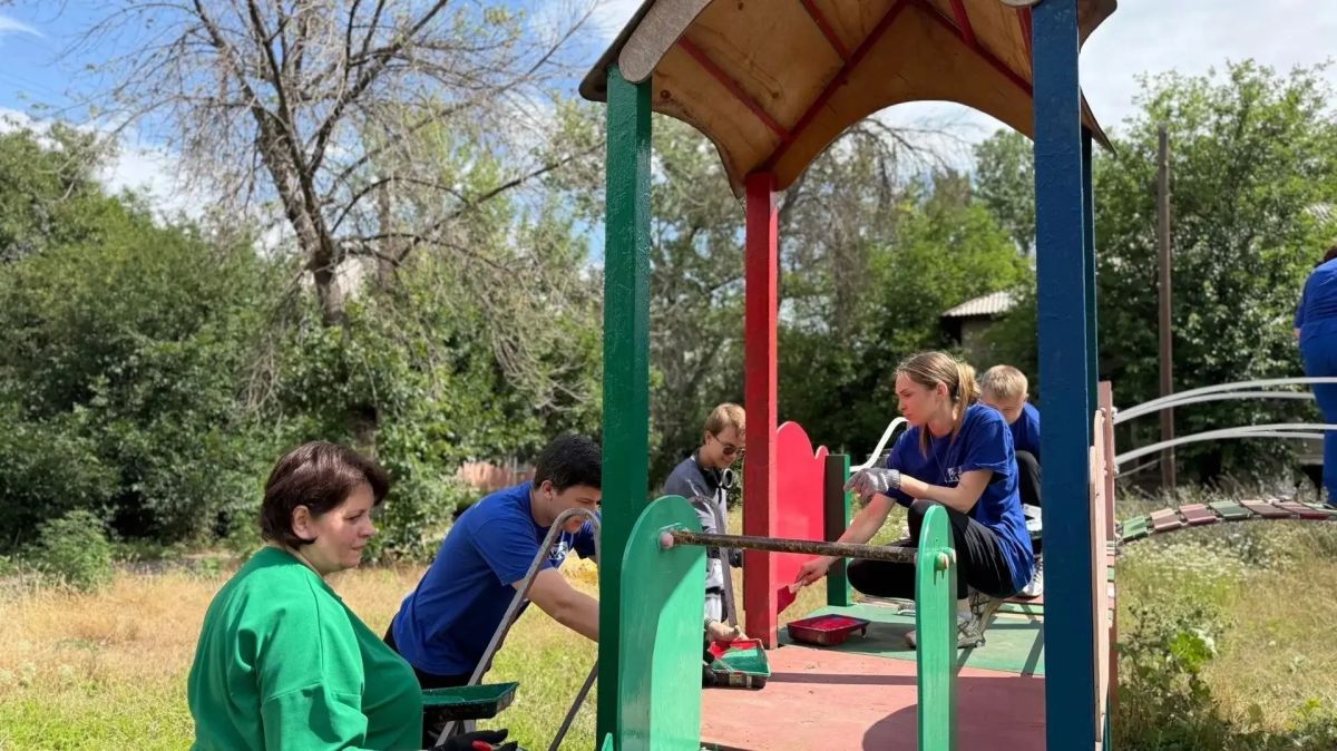 В Алчевске в рамках акции «Яркое детство» единороссы обновили детскую площадку