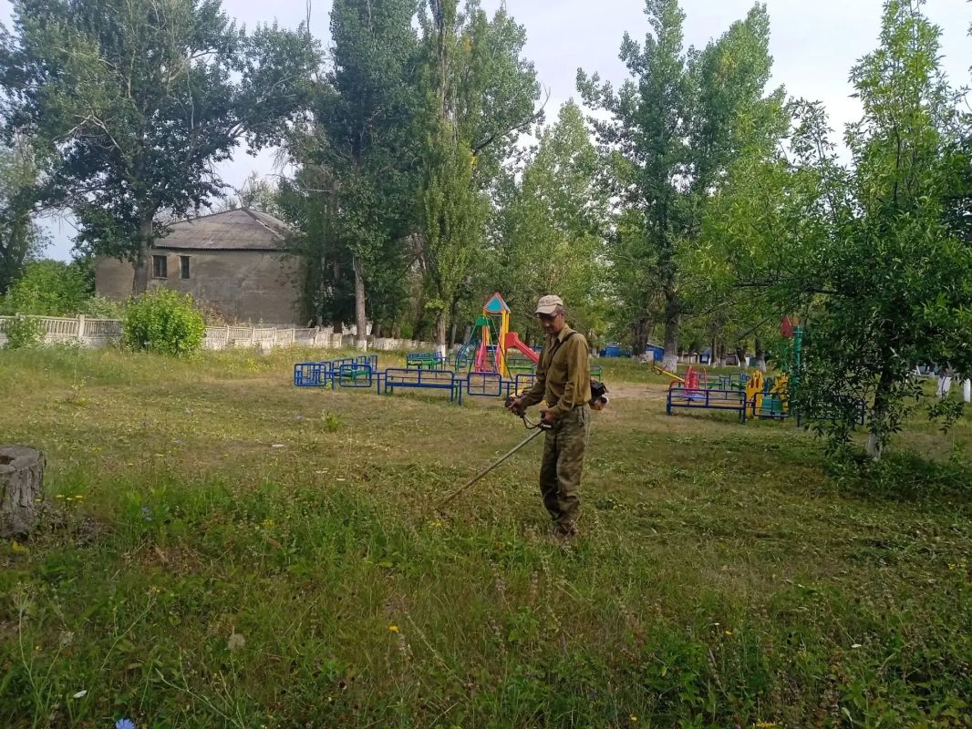 На территории отдела по обеспечению жизнедеятельности пгт Комиссаровка проведен еженедельный субботник «Чистый четверг», в котором приняли участие учреждения и организации На территории отдела по обеспечению жизнедеятельности пгт Комиссаровка проведен еженедельный субботник «Чистый четверг», в котором приняли участие учреждения и организации