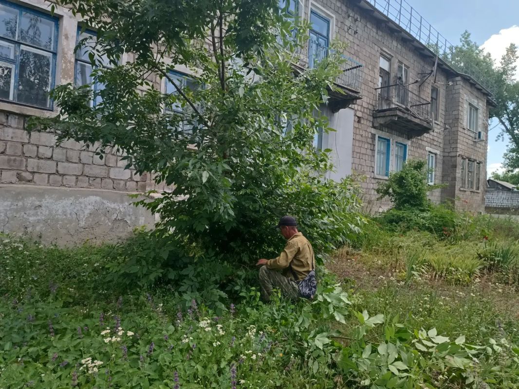 На территории отдела по обеспечению жизнедеятельности пгт Комиссаровка проведен еженедельный субботник «Чистый четверг», в котором приняли участие учреждения и организации