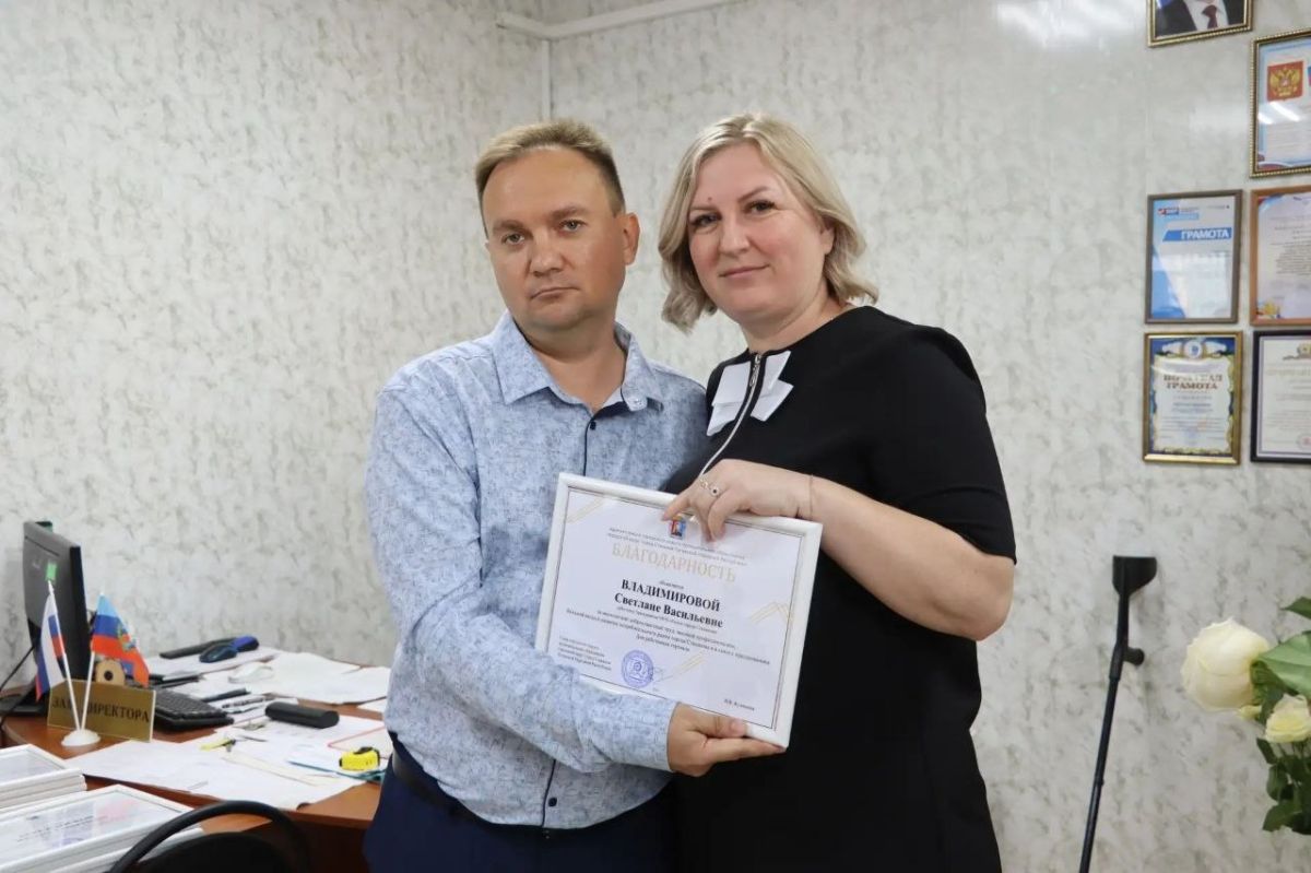 В преддверии Дня работника торговли представители городской власти поздравили стахановских предпринимателей В преддверии Дня работника торговли представители городской власти поздравили стахановских предпринимателей