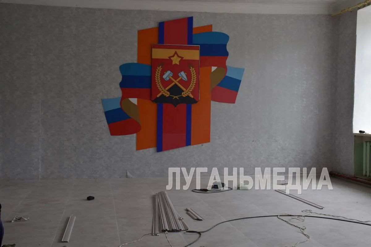 В Краснодонской школе № 24 им. И. Туркенича силами региона-шефа Тюменской области проводится ремонт входной группы и вестибюля В Краснодонской школе № 24 им. И. Туркенича силами региона-шефа Тюменской области проводится ремонт входной группы и вестибюля