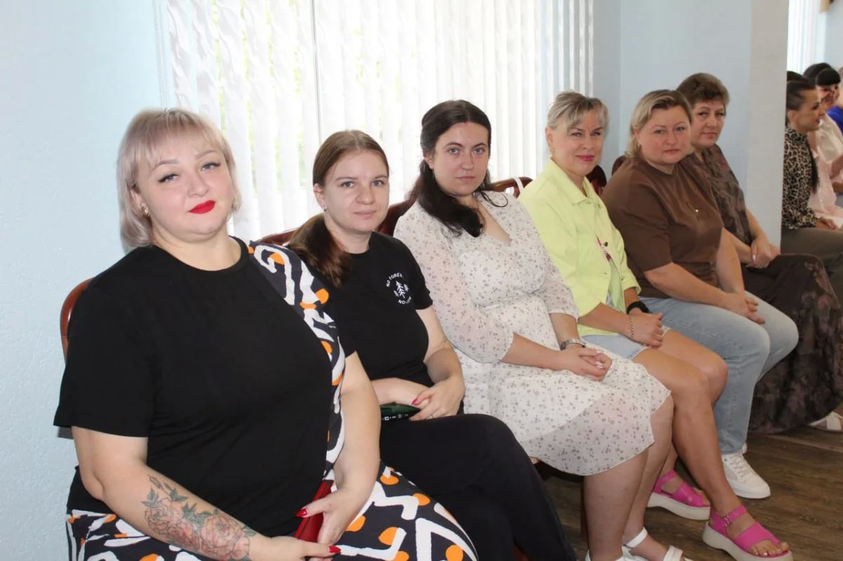 В Краснодоне наградили работников торговли В Краснодоне наградили работников торговли