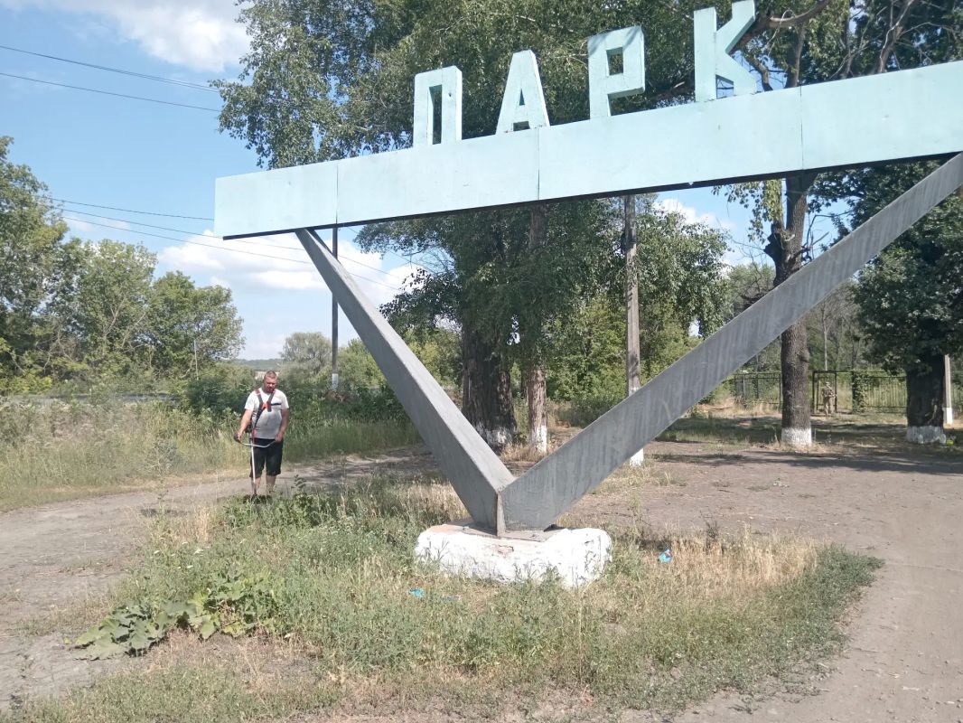 В поселке Новосветловка провели субботник В поселке Новосветловка провели субботник