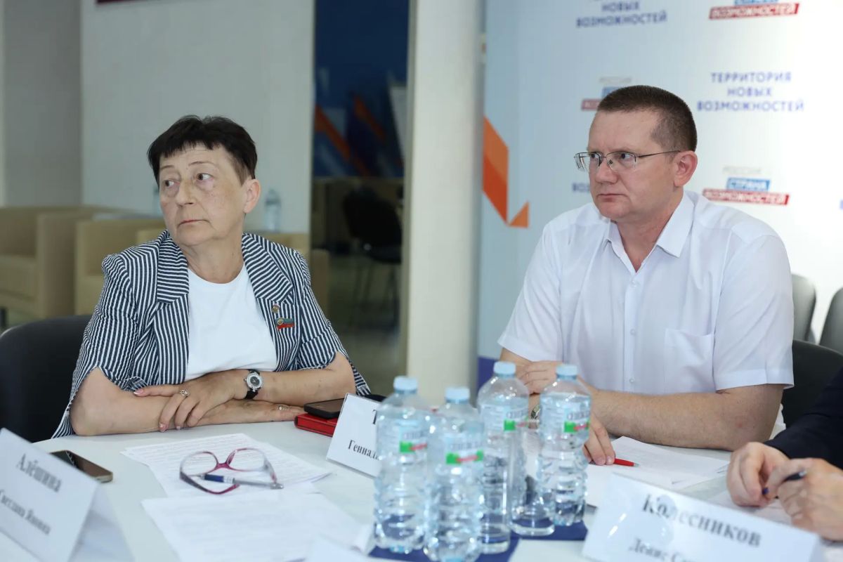 Константин Бутримов: Депутаты обсудили с представителями региональных министерств возможность предоставления дополнительных выплат работникам ЖКХ на прифронтовых территориях Константин Бутримов: Депутаты обсудили с представителями региональных министерств возможность предоставления дополнительных выплат работникам ЖКХ на прифронтовых территориях