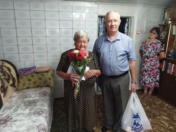 В посёлке Краснодон долгожительнице вручили персональное поздравление из Кремля