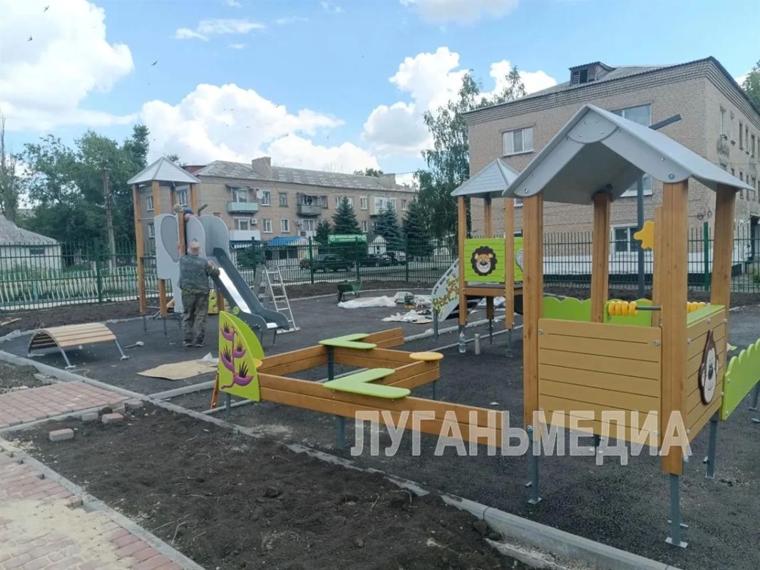 В Ровеньках улица Чехова продолжает преображаться В Ровеньках улица Чехова продолжает преображаться