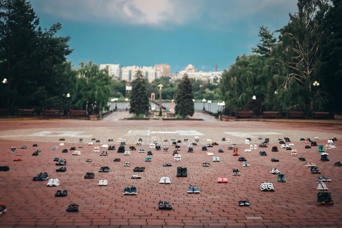 В центре Донецка появилась инсталляция из 257 пар детской обуви — она посвящена детям, погибшим из-за ударов ВСУ по Донбассу В центре Донецка появилась инсталляция из 257 пар детской обуви — она посвящена детям, погибшим из-за ударов ВСУ по Донбассу