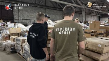 Молодёжка НФ активно трудится на гуманитарном складе Регионального исполкома НФ ЛНР! Мы перебираем продукты и вещи, чтобы обеспечить поддержку тем, кто в ней нуждается