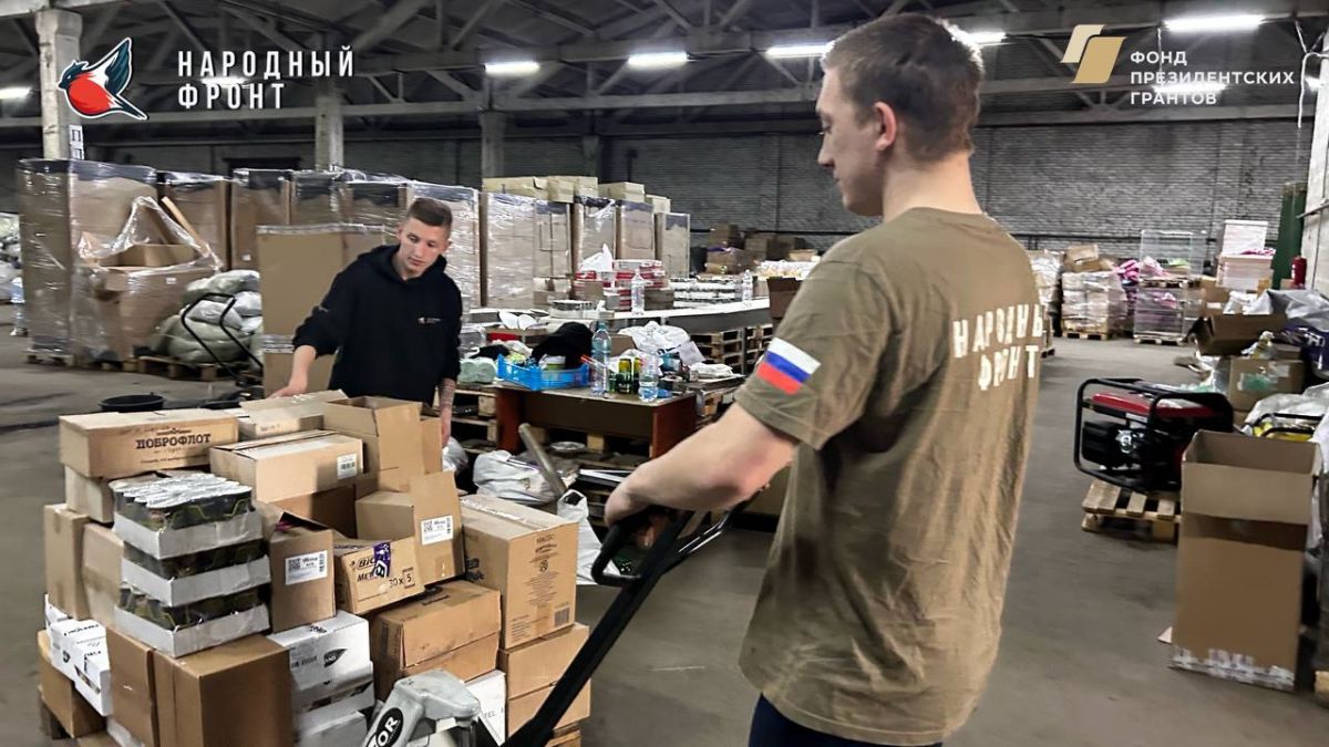 Молодёжка НФ активно трудится на гуманитарном складе Регионального исполкома НФ ЛНР! Мы перебираем продукты и вещи, чтобы обеспечить поддержку тем, кто в ней нуждается Молодёжка НФ активно трудится на гуманитарном складе Регионального исполкома НФ ЛНР! Мы перебираем продукты и вещи, чтобы обеспечить поддержку тем, кто в ней нуждается