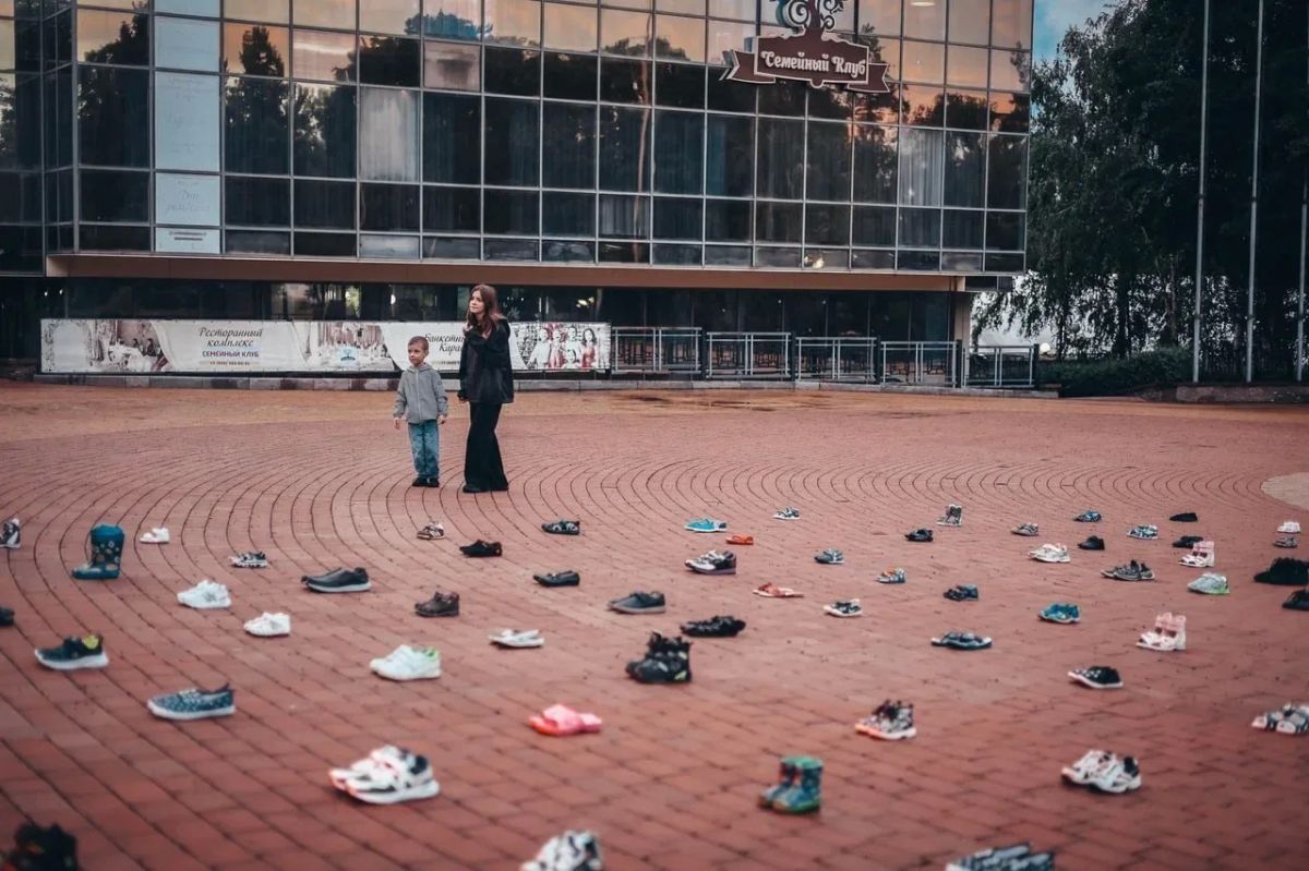 В центре Донецка появилась инсталляция из 257 пар детской обуви — она посвящена детям, погибшим из-за ударов ВСУ по Донбассу В центре Донецка появилась инсталляция из 257 пар детской обуви — она посвящена детям, погибшим из-за ударов ВСУ по Донбассу