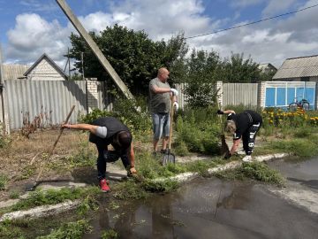 Чистота начинается с нас: сотрудники Администрации вышли на субботник