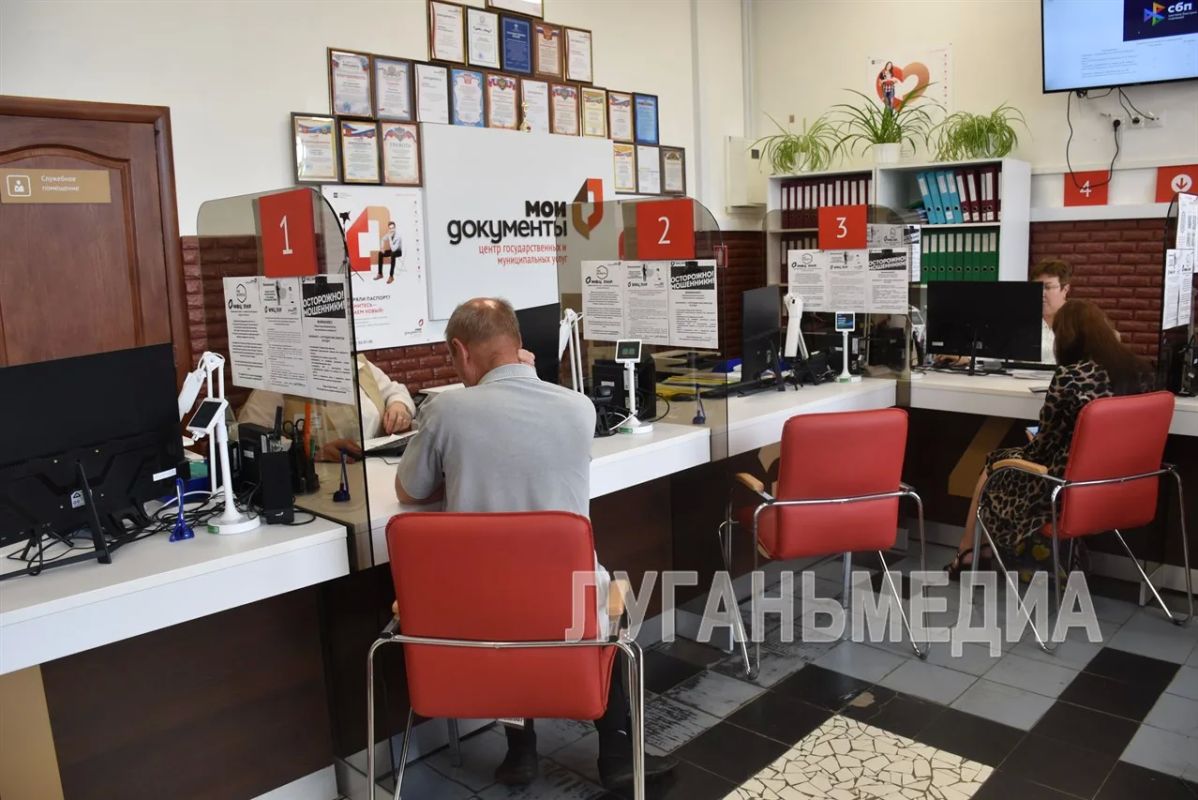 Сотрудников Кировского отделения МФЦ поздравили с профессиональным праздником Сотрудников Кировского отделения МФЦ поздравили с профессиональным праздником