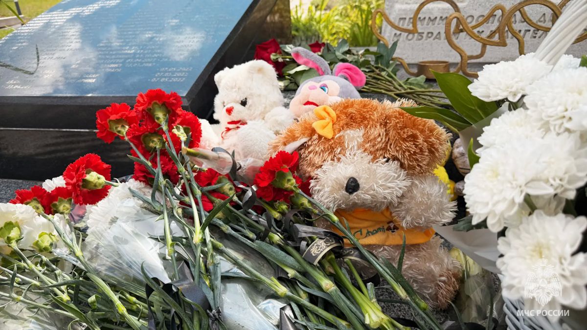 Сотрудники МЧС России возложили цветы и мягкие игрушки к памятнику погибшим детям ЛНР Сотрудники МЧС России возложили цветы и мягкие игрушки к памятнику погибшим детям ЛНР